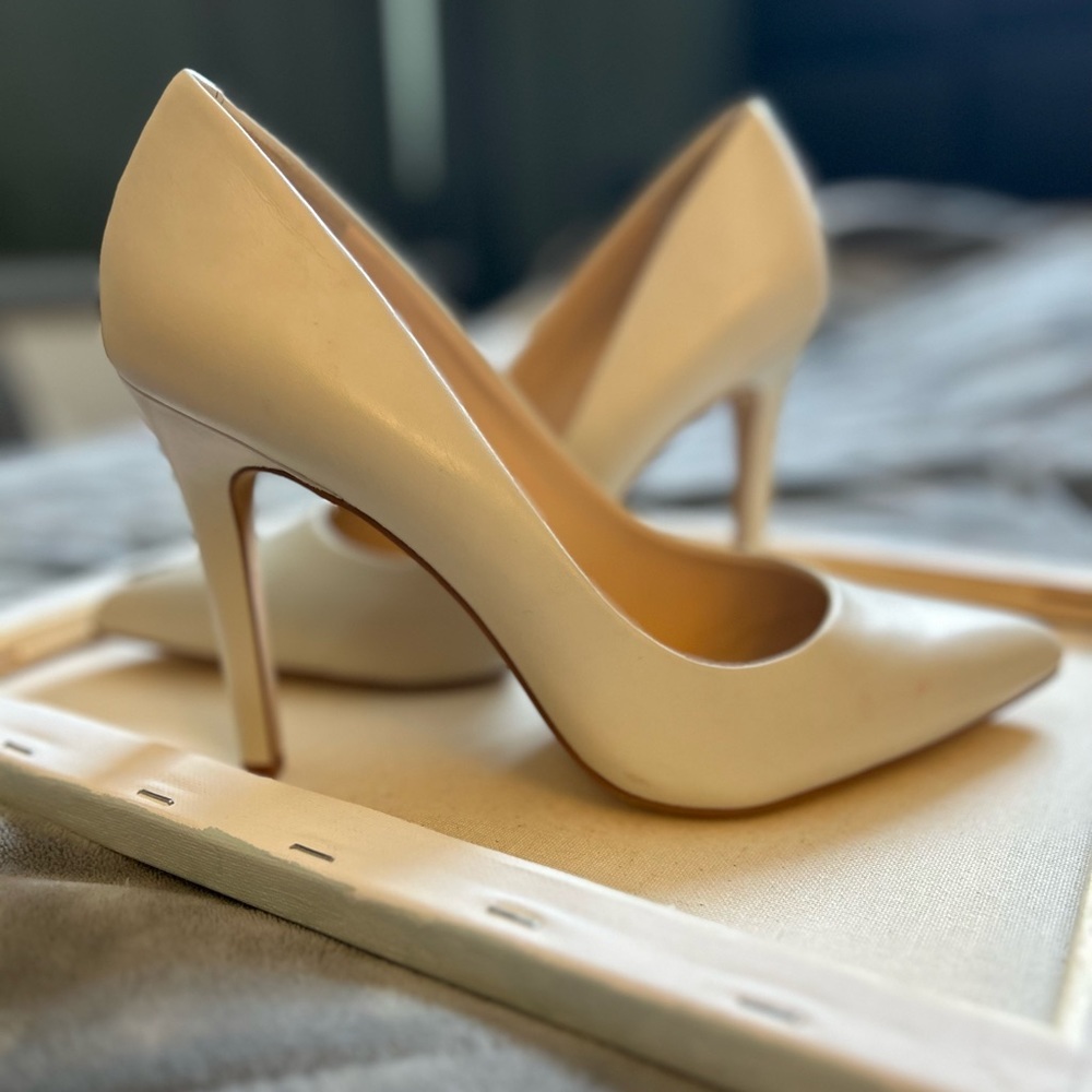Vince Camuto size 10 leather cream heels. 4 inch heel.